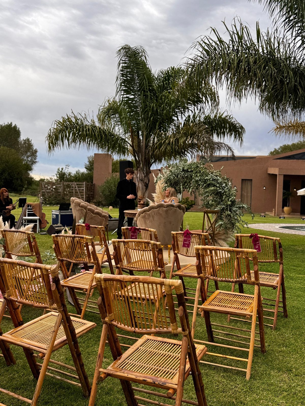 Ceremonia al aire libre en el jardín de La Araucaria