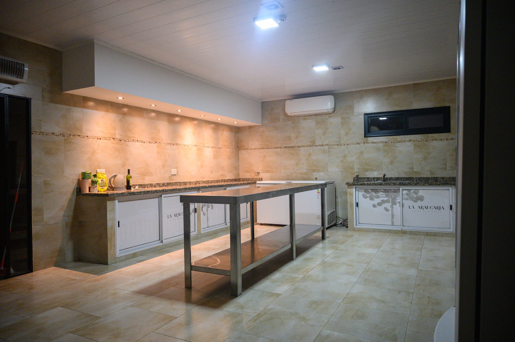 Cocina fría y área de apoyo gastronómico