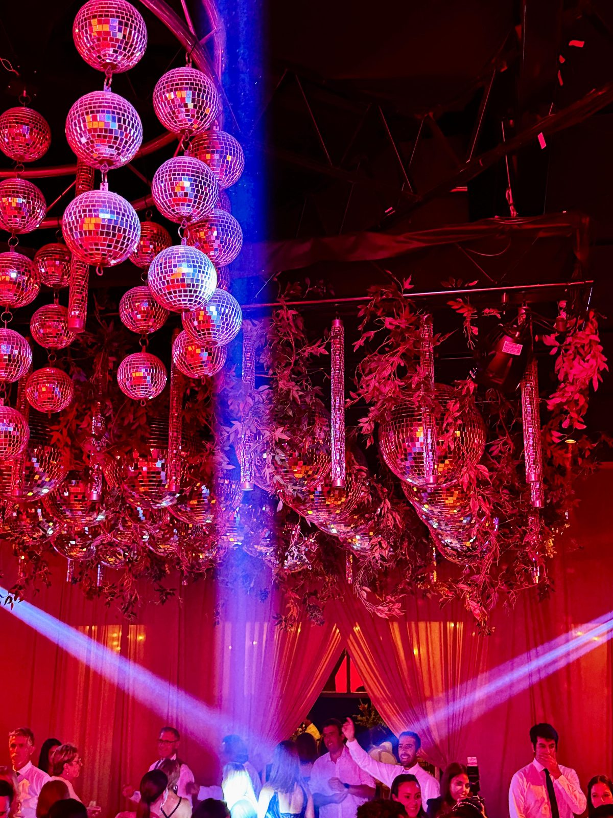 Esferas espejadas con iluminación de fiesta en el salón
