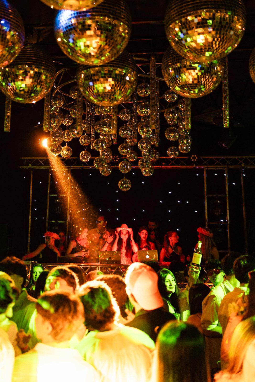 Fiesta de noche con esferas espejadas y DJ en La Araucaria