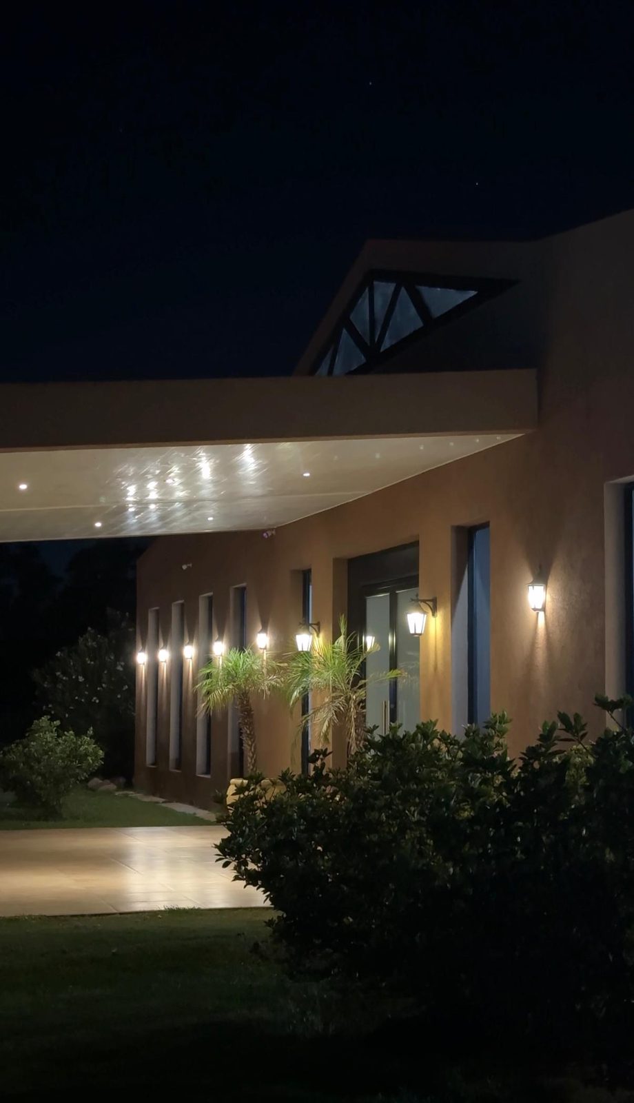 Pórtico del frente de La Araucaria iluminado de noche