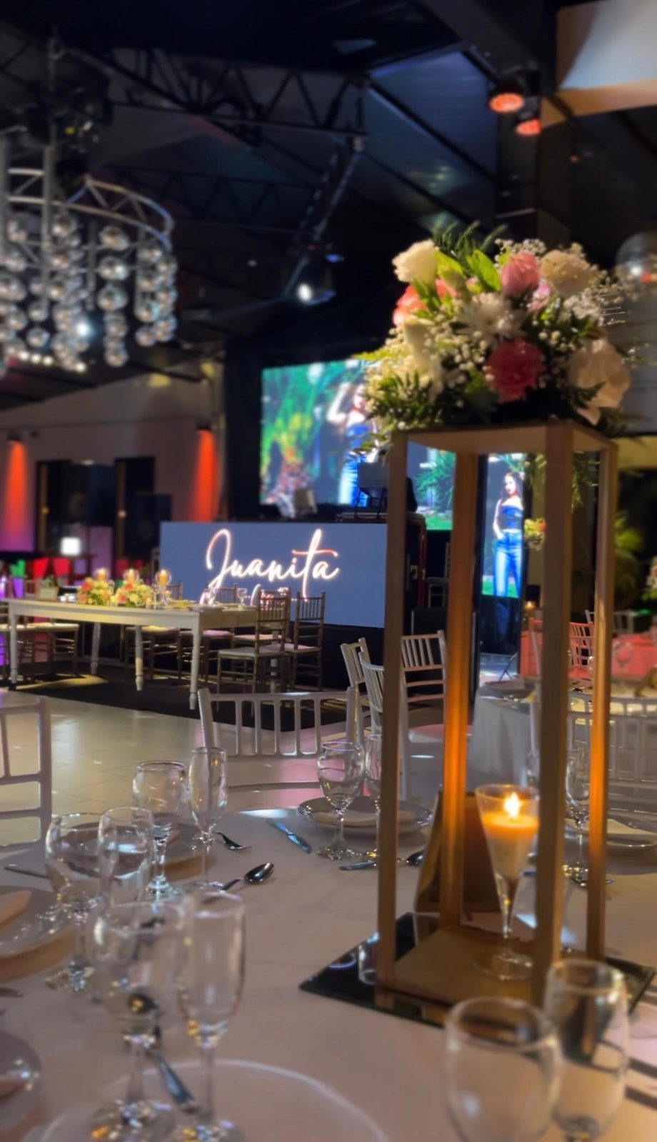 Salón montado para una fiesta de 15 con pantalla LED