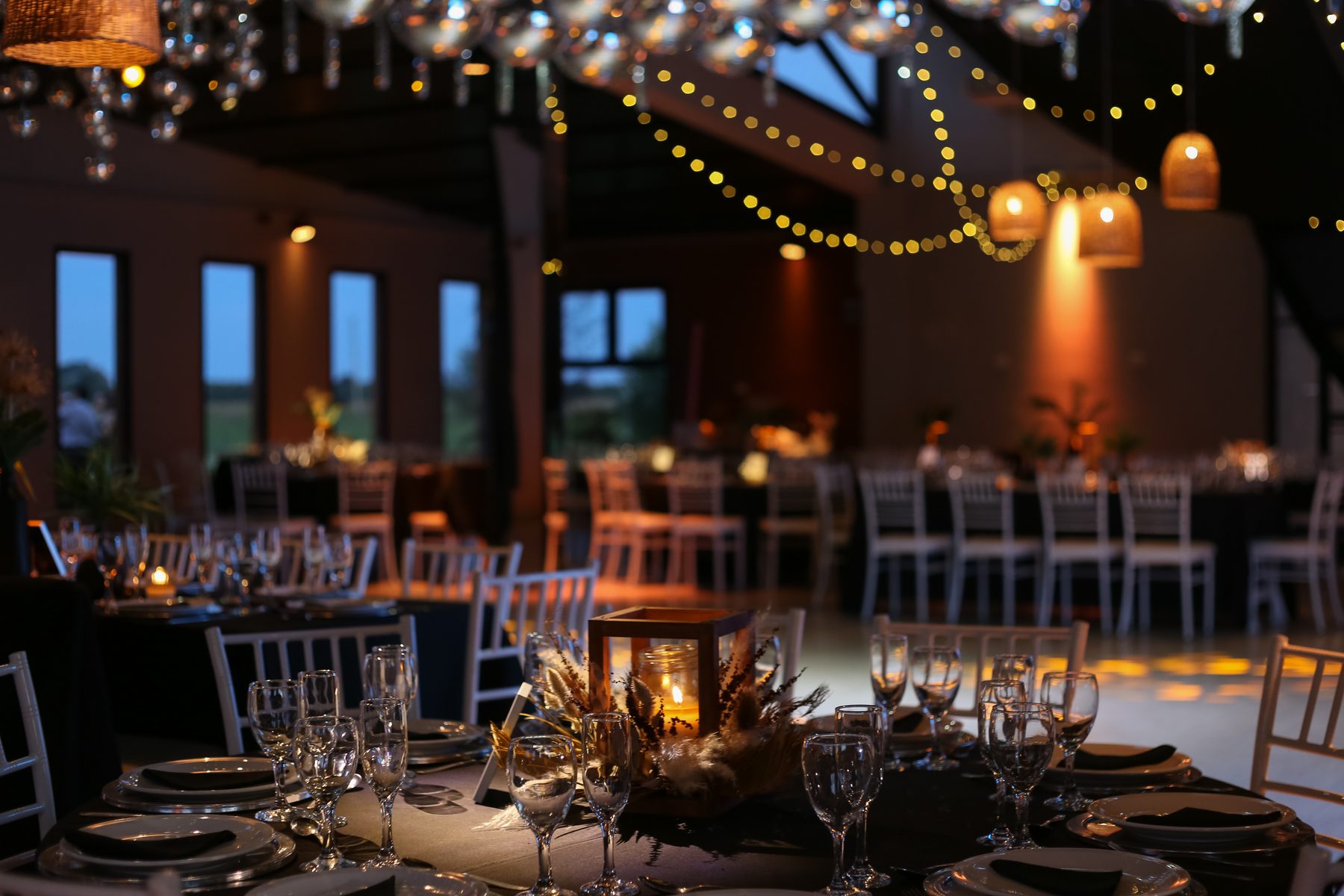 Salón La Araucaria preparado de noche