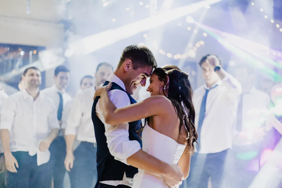 Una pareja baila rodeada de invitados durante su casamiento