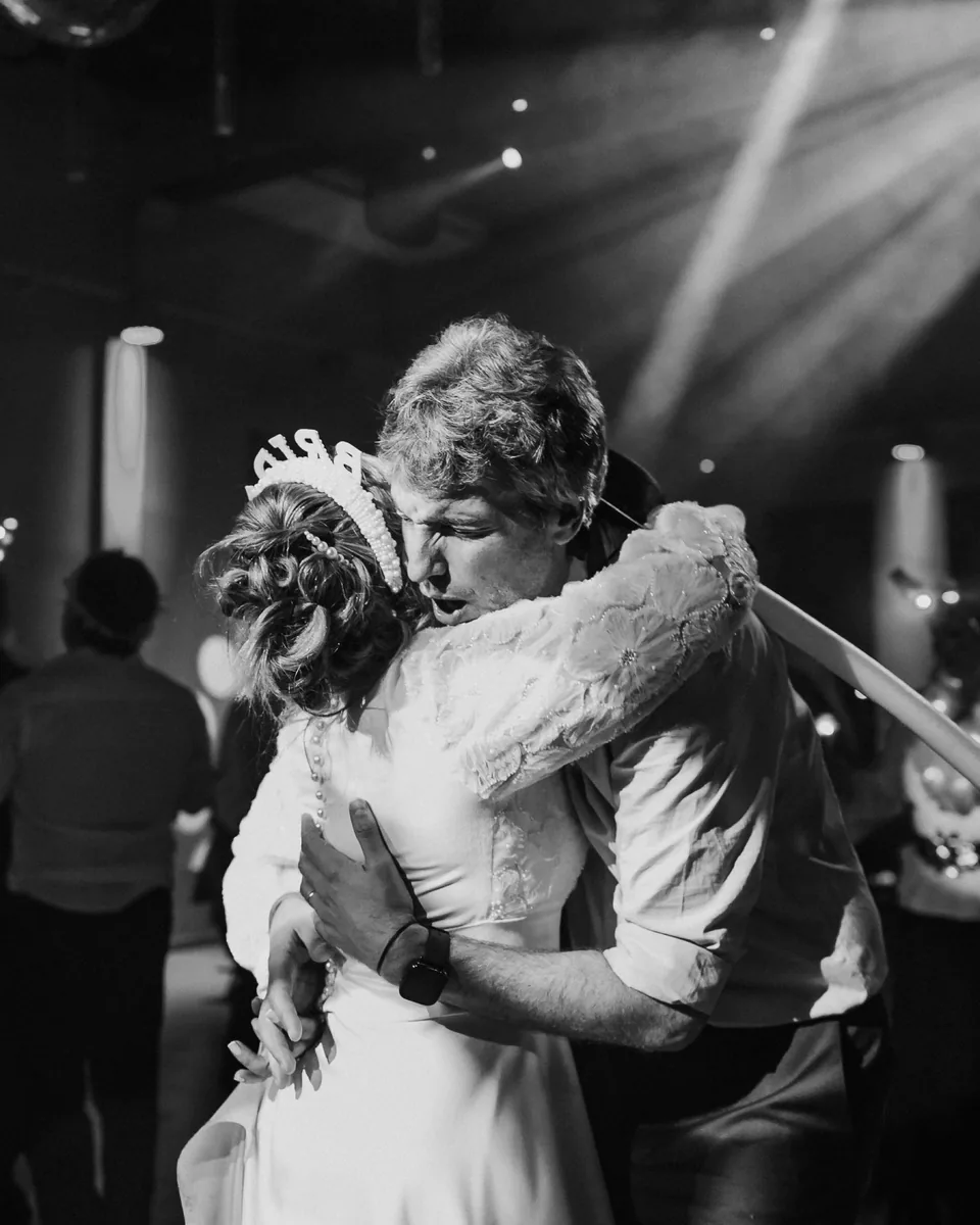 Una pareja bailando durante su casamiento, en blanco y negro