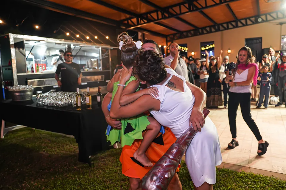 Invitados disfrazados celebrando un cumpleaños junto a la galería