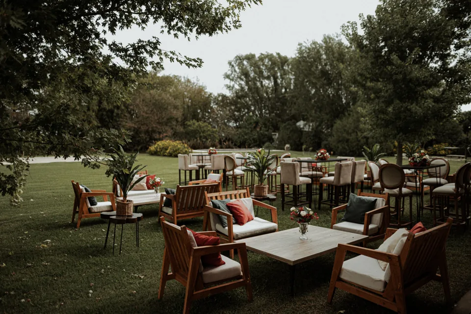 Livings de madera y mesas distribuidos en el parque de La Araucaria