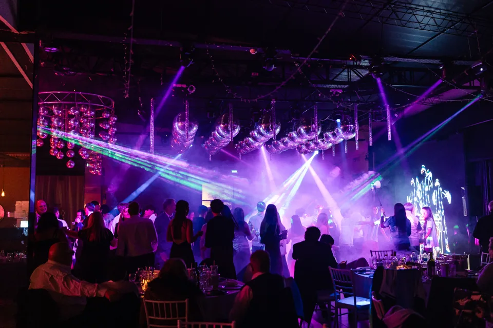 Pantallas y haces de luz sobre la pista durante una fiesta de quince