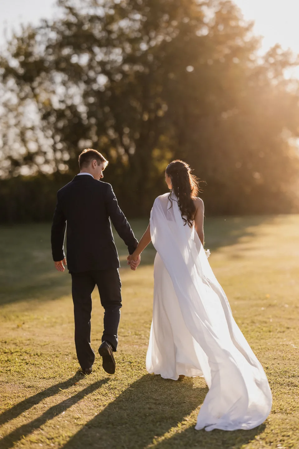 Una pareja camina por el parque con la luz de la tarde