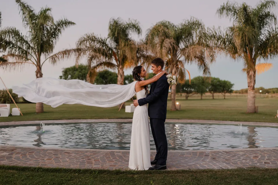 Una pareja junto a la fuente del jardín de La Araucaria