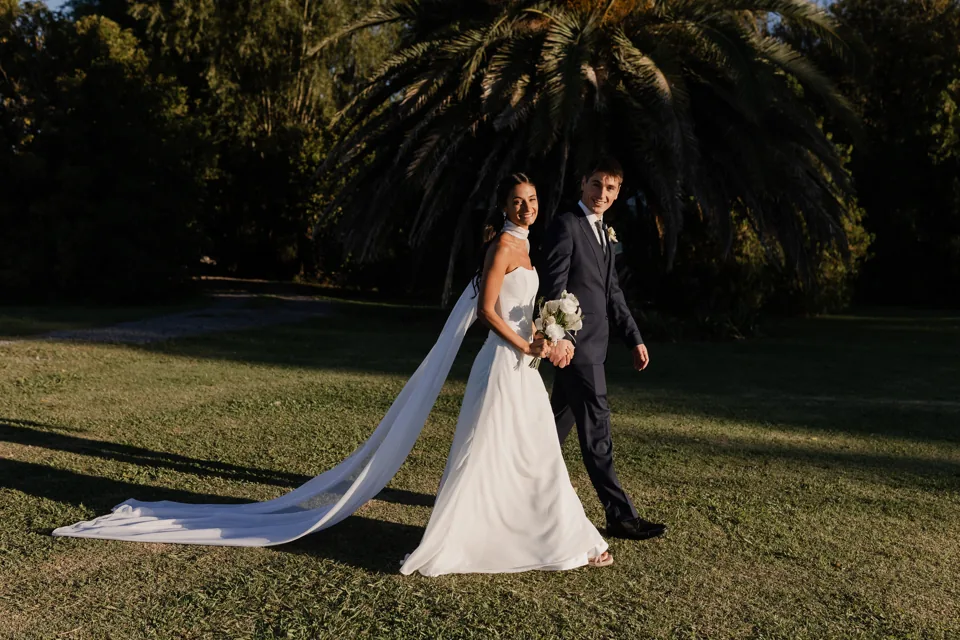 Novios en el parque de La Araucaria junto a las palmeras