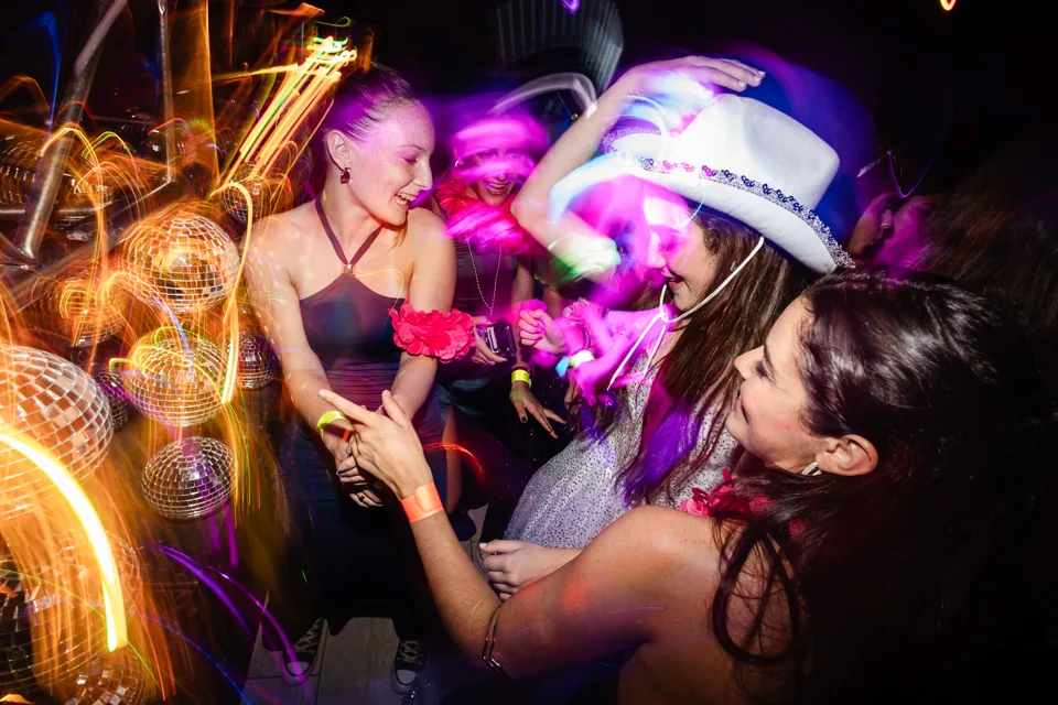 Quinceañera y amigas bailando durante la fiesta