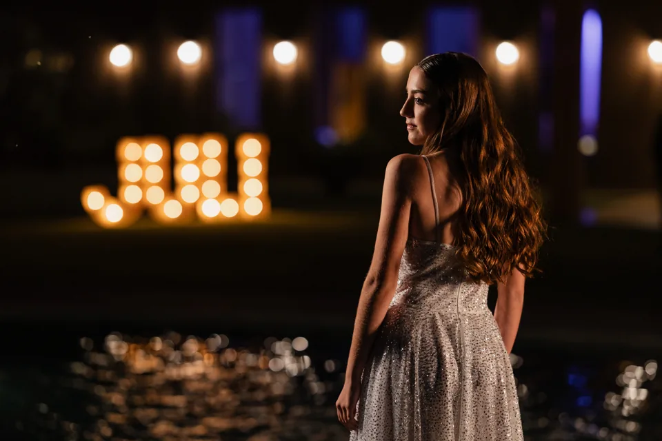 Retrato de quince años junto a la fuente iluminada de noche