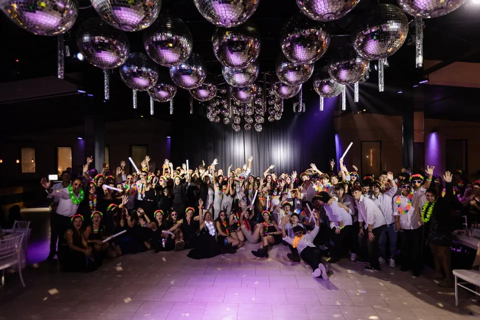 Invitados reunidos bajo las esferas durante una fiesta de quince
