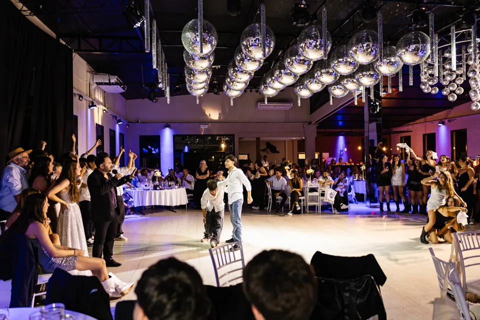 Celebración de quince años con invitados alrededor de la pista